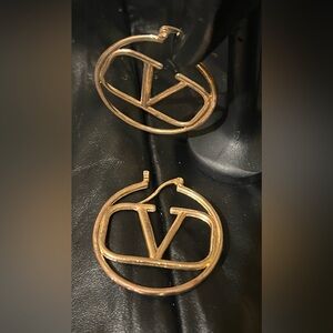 Just arrived! Gold tone “V” fashion earrings